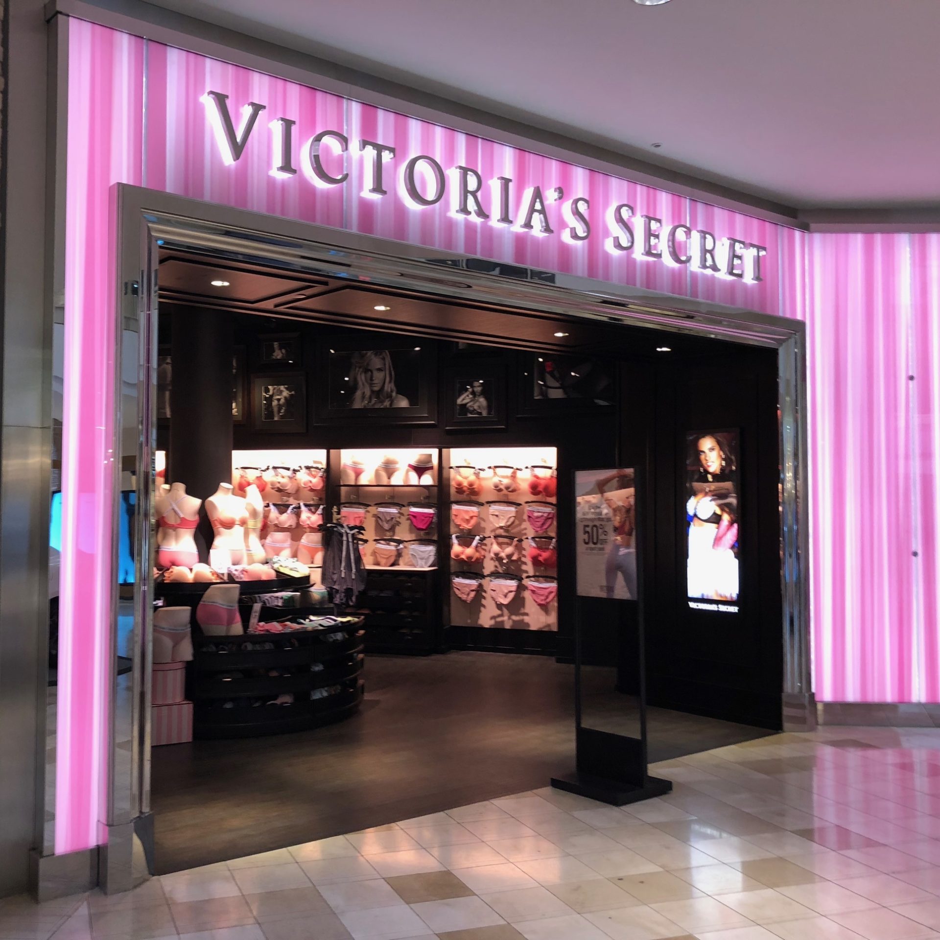 🎀 so many sales at Victoria's Secret - Southern Park Mall