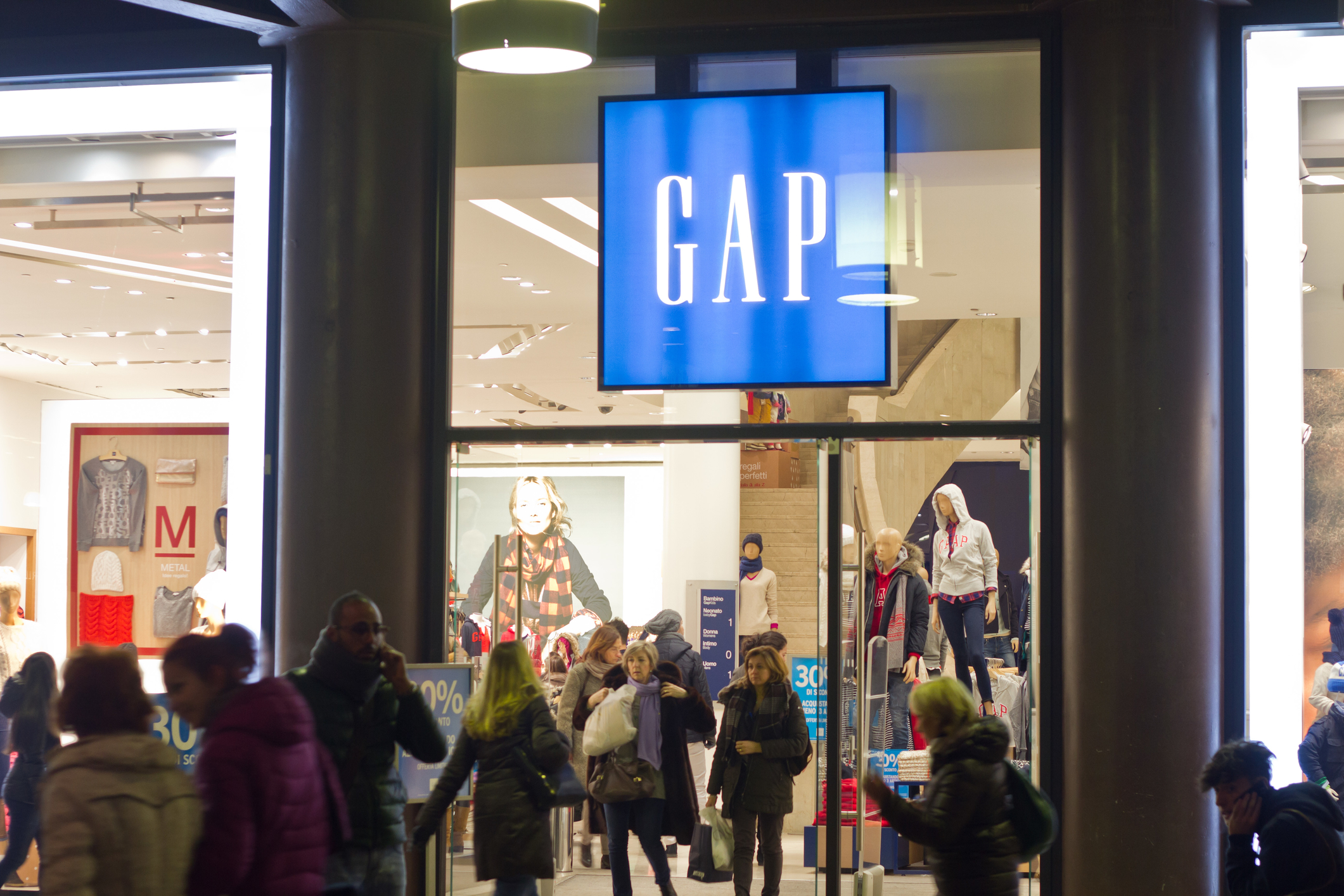 Save 51% at GAP today, plus a $100 order nets free Christmas delivery!