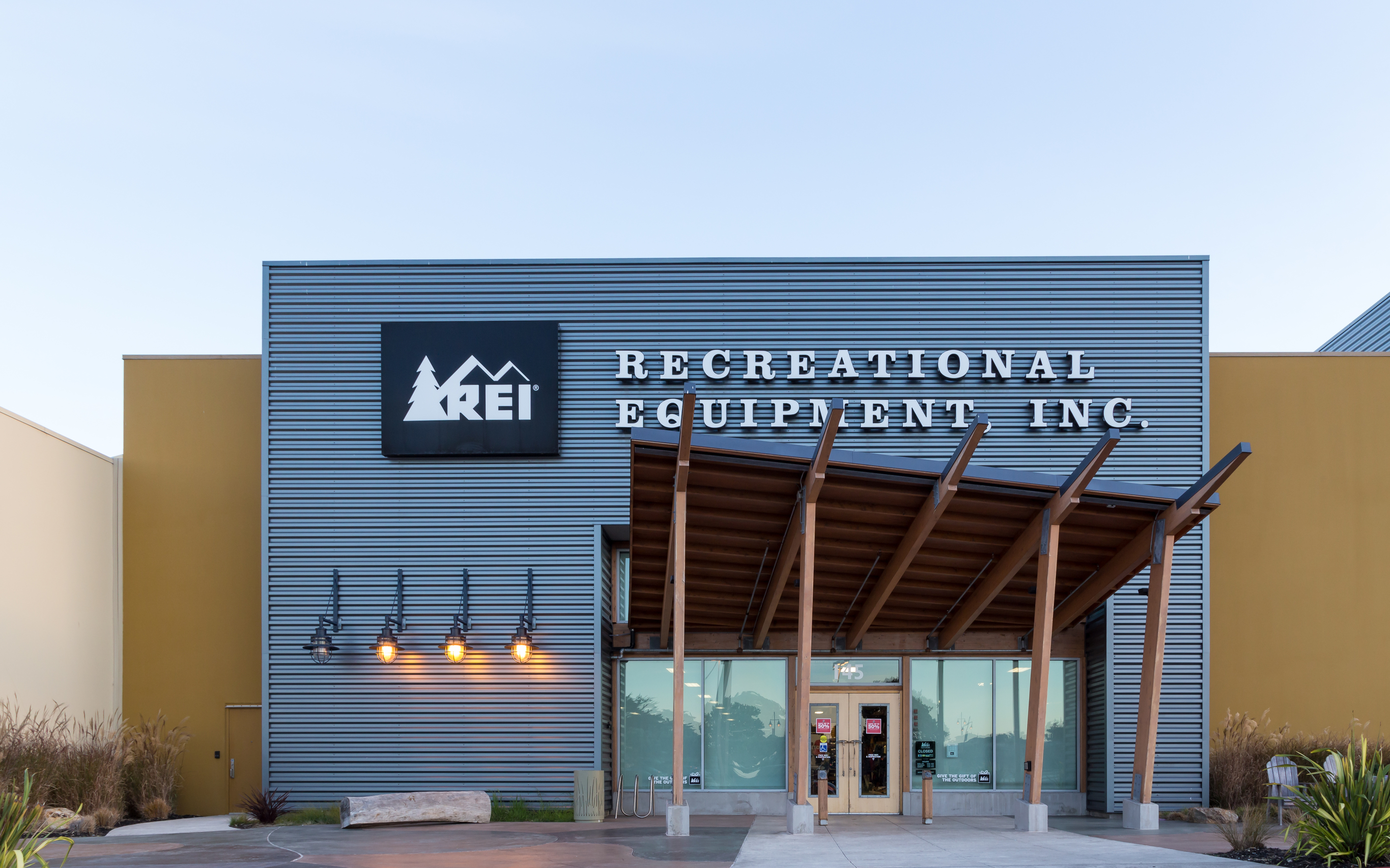 Save $20 when you spend $100 or more at REI Outlet - Clark Deals