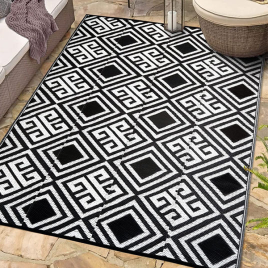 Homeideas 5’x8′ outdoor rug for $18